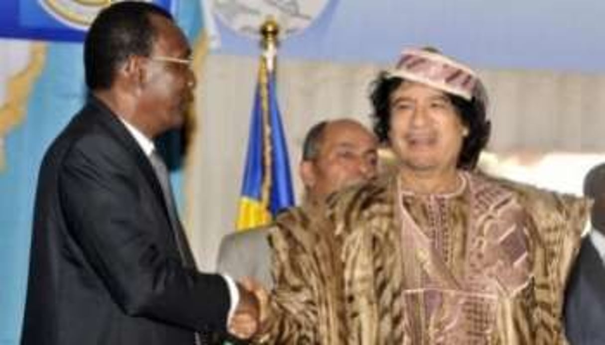 Idriss Deby Itno et Mouammar Kaddafi, le 31 octobre 2010 à N’Djamena. © AFP