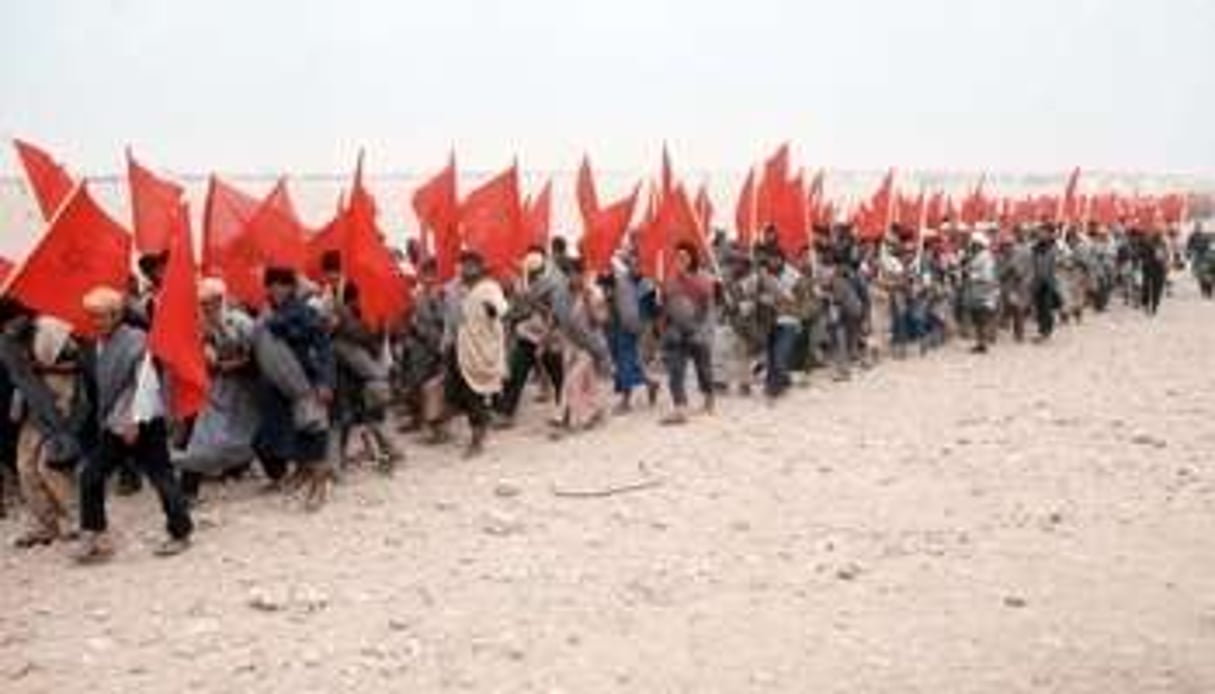Le 6 novembre 1975, un cortège de 350 000 Marocains s’ébranle vers Tindouf. © Graeme-Baker / SIPA