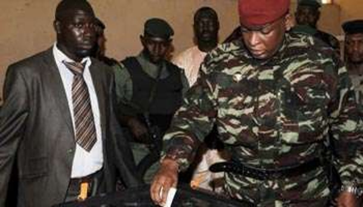 Le président du régime de transition en Guinée, le général Sékouba Konaté, vote à Conakry. © AFP