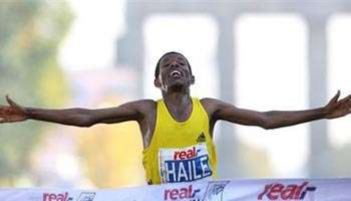 Haile Selassie bat le record du monde du marathon, à Berlin en 2008. © AFP
