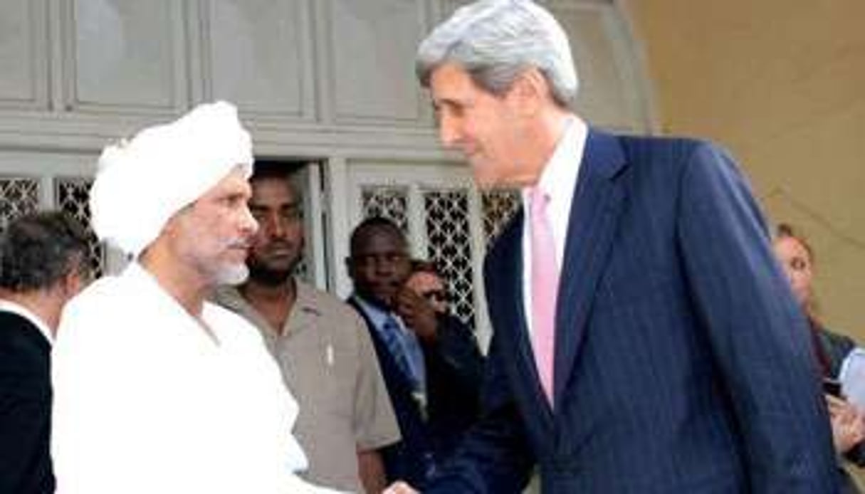 Le sénateur John Kerry et un conseiller du président soudanais, le 6 novembre, à Khartoum. © AFP