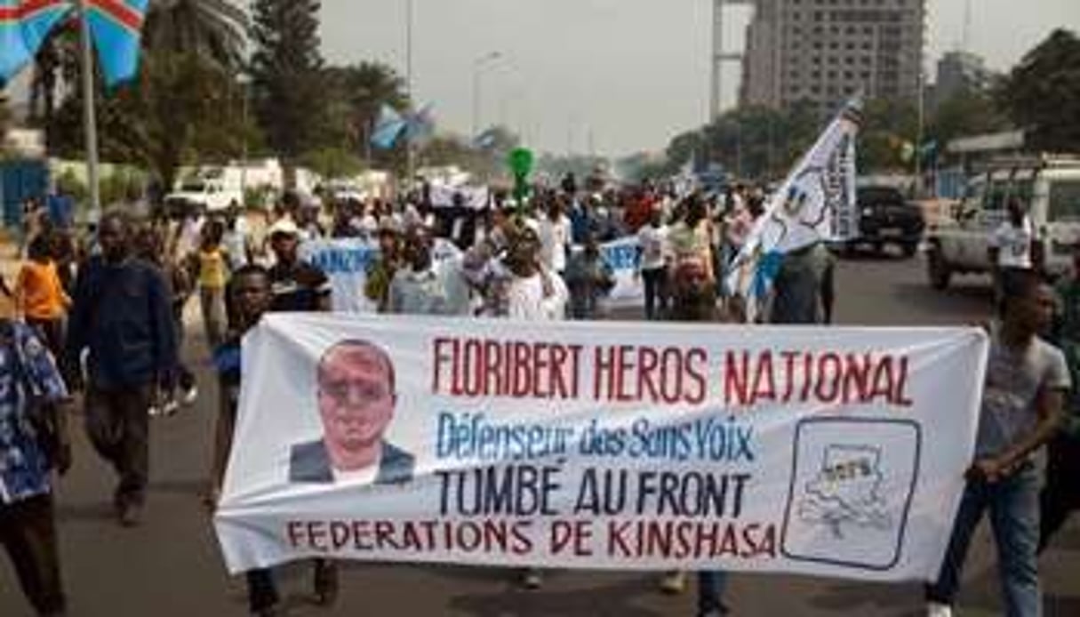 Un cortège de militants de l’opposition accompagne le corps de Floribert Chebeya le 26 juin. © AFP