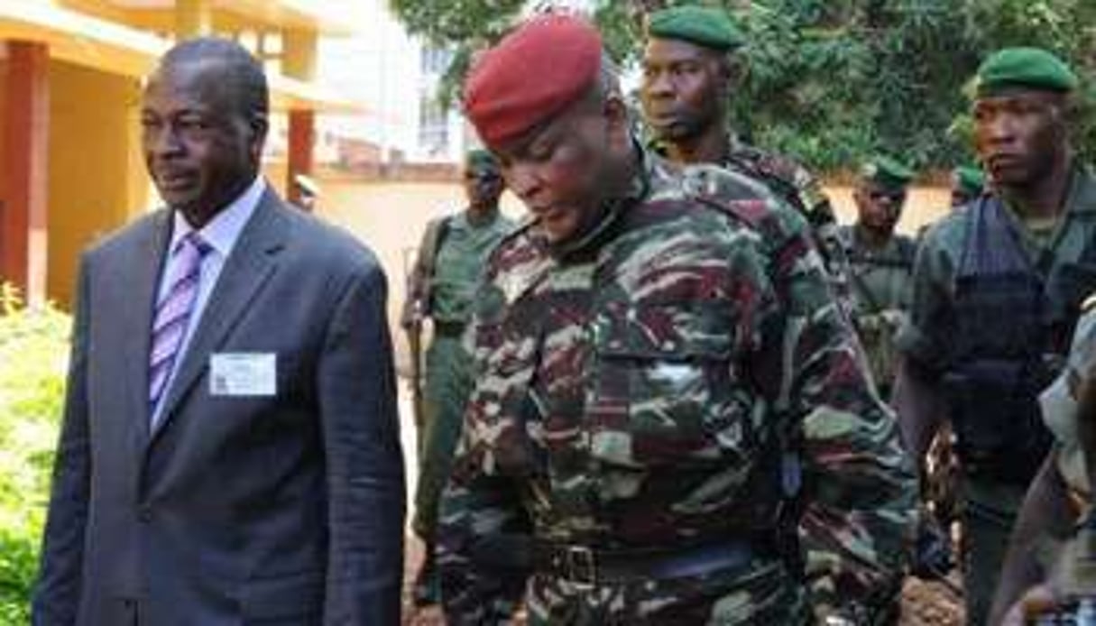 Le président de la transition, le général Sékouba Konaté (à dr.), le 7 novembre à Conakry. © AFP