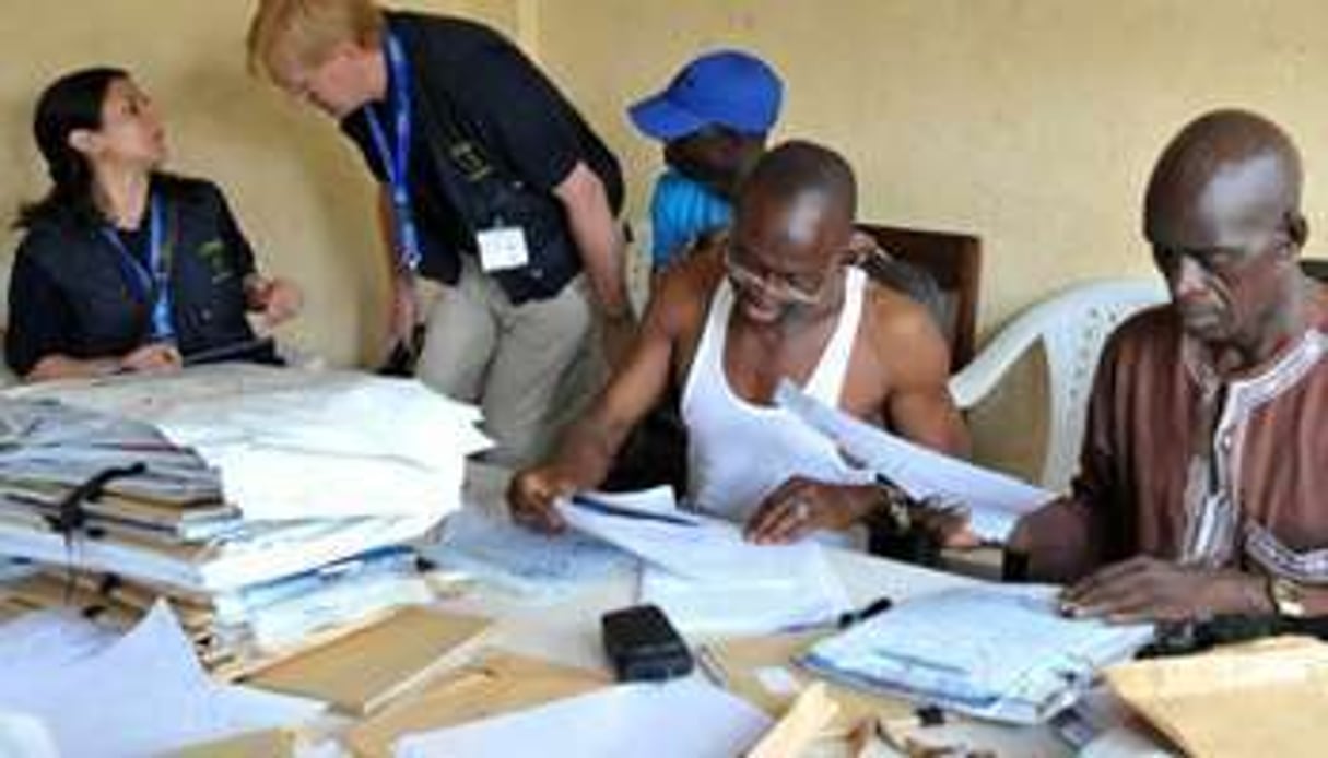 Le dépouillement des bulletins de vote, ici au premier tour de l’élection guinéenne. © AFP