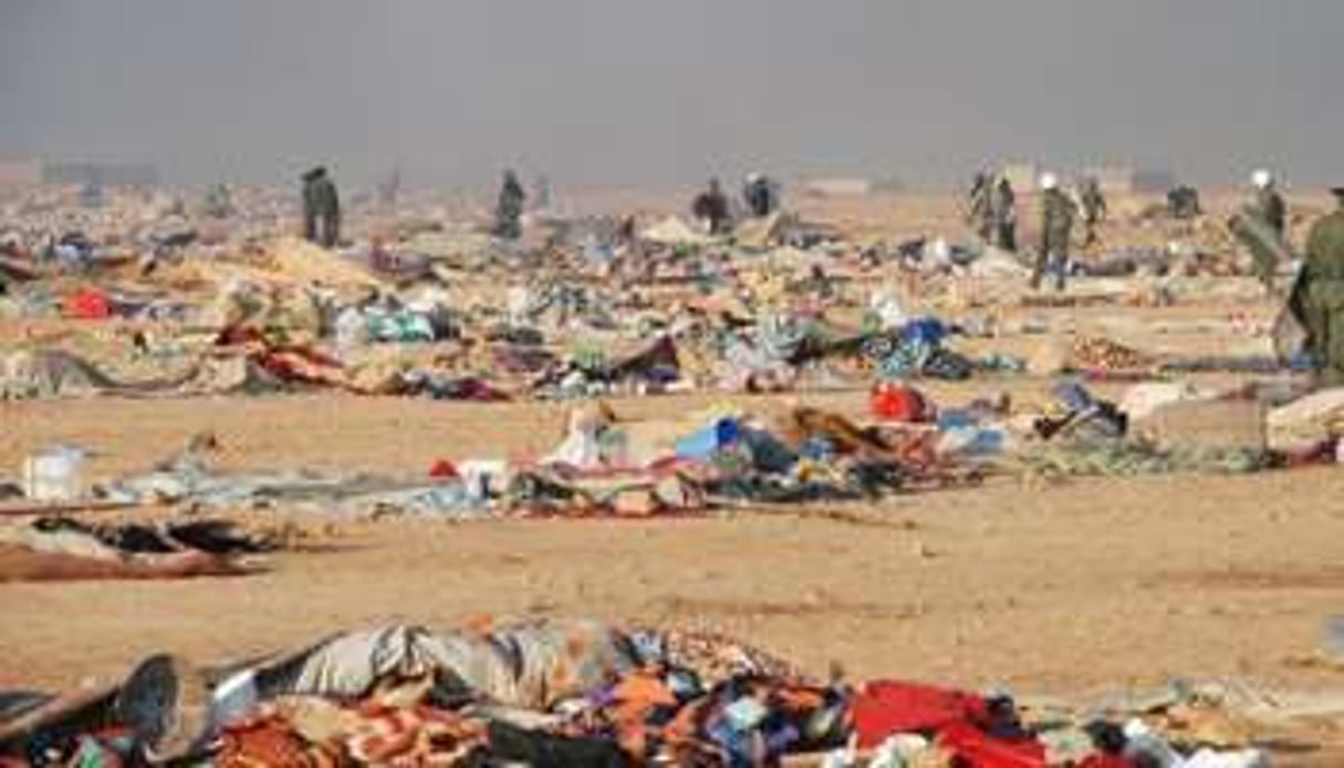 Les forces marocaines démantèlent un campement de contestataires près de Laayoune. © AFP