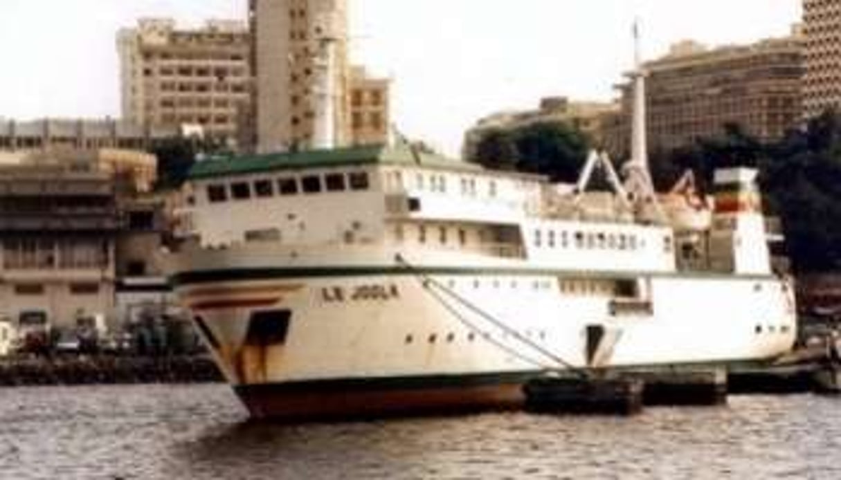 Le Joola, dans le port de Dakar (non daté). © AFP