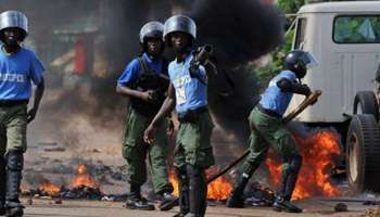 Heurts entre partisans du candidat Cellou Diallo et policiers, le 15 novembre 2010. © AFP