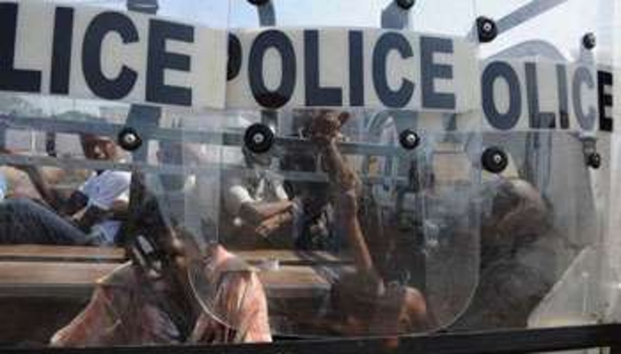 Des partisans du candidat Cellou Diallo arrêtés après les heurts avec les forces de l’ordre. © AFP