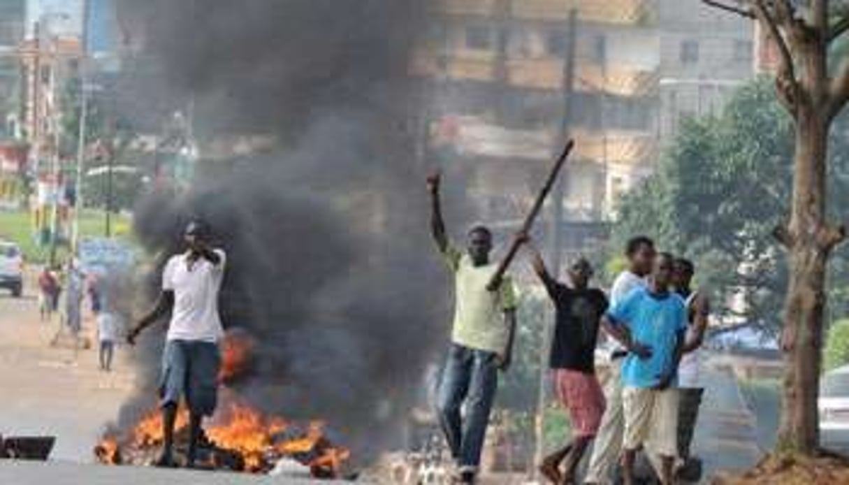 Des partisans de Cellou Diallo s’opposent à l’annonce de la victoire d’Alpha Condé, le 15 novembre © AFP