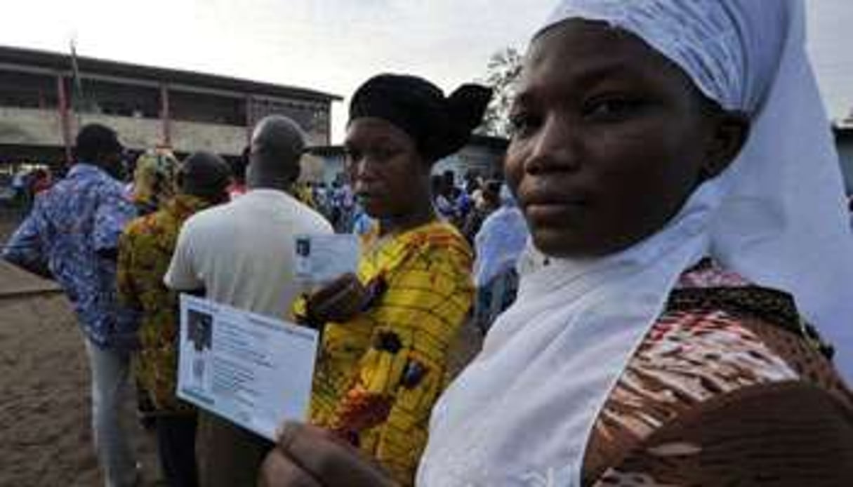 Des électeurs attendent de pouvoir voter, à Abidjan, le 31 octobre. © AFP