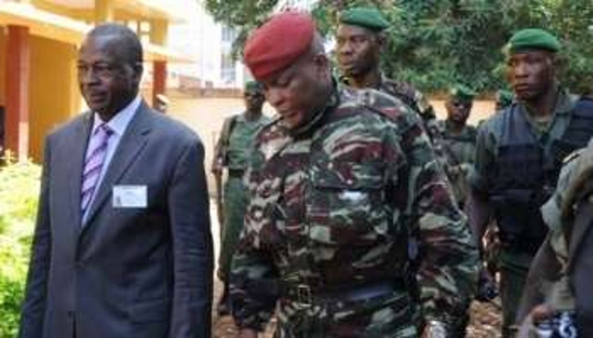 Le président de la transition, le général Sékouba Konaté (C), le 7 novembre 2010 à Conakry. © AFP