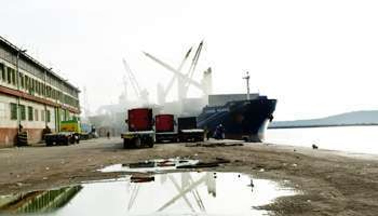 En très mauvais état, le port de Conakry fonctionne au ralenti. © Youri Lenquette pour J.A.