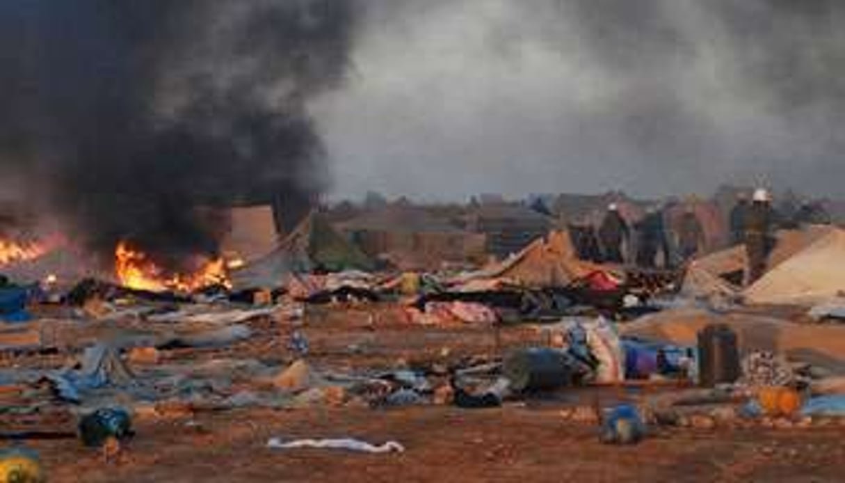 Dans le camp dévasté de Gdeim Izik, le 10 novembre. © Ho New/Reuters