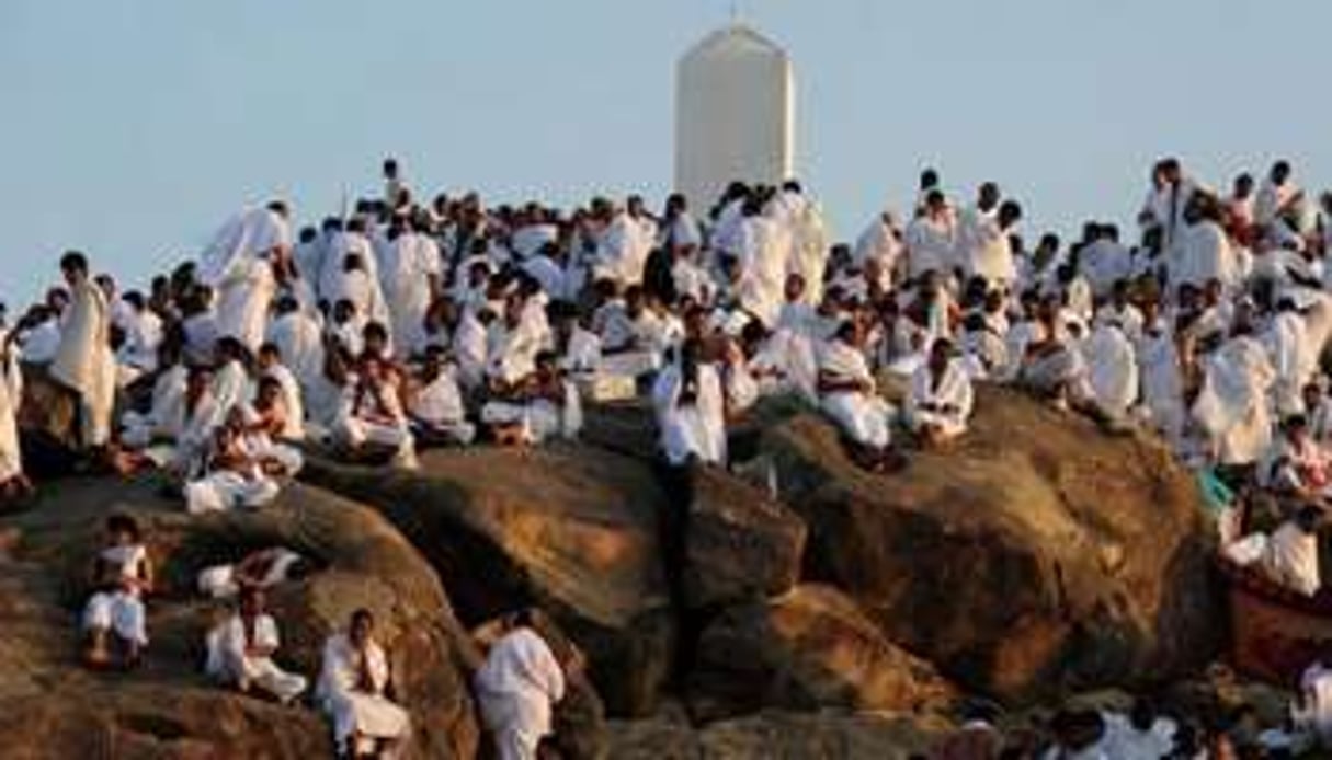 Des pèlerins musulmans prient sur le Mont Arafat, le 15 novembre 2010. © AFP
