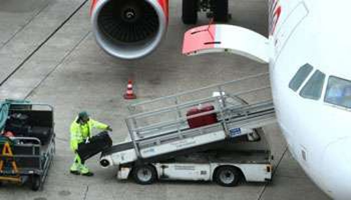 Chargement de bagages dans un avion d’Air Berlin, à Dusseldorf, en Allemagne. © AFP