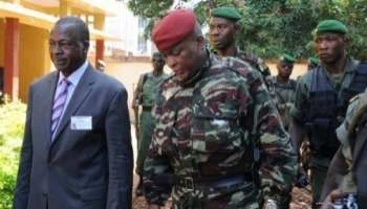 Le président de la transition, le général Sékouba Konaté (C), le 7 novembre 2010 à Conakry. © AFP