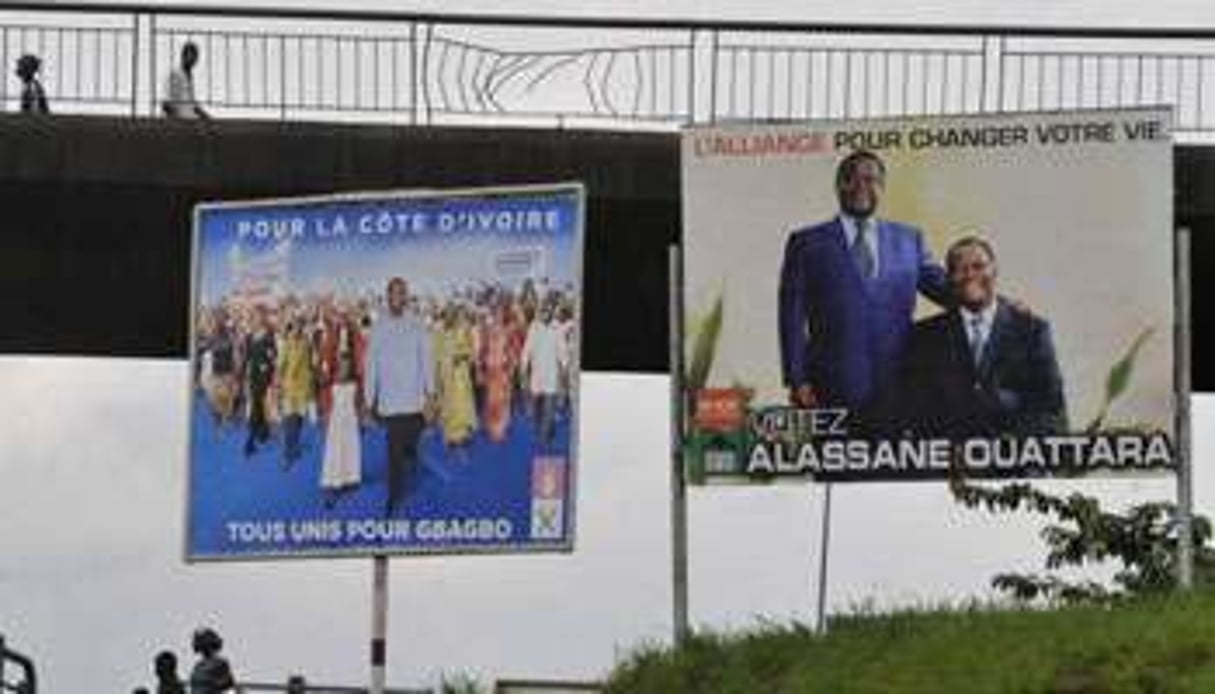 À Abidjan, affiches électorales du président sortant Laurent Gbagbo et d’Alassane Ouattara. © AFP