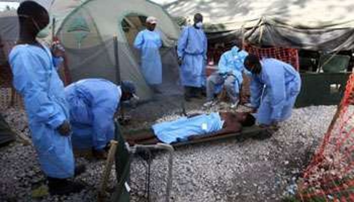 Une victime du choléra sur une civière à l’hôpital Sainte-Thérèse, à Hinche, Haïti, le 20 no © AFP