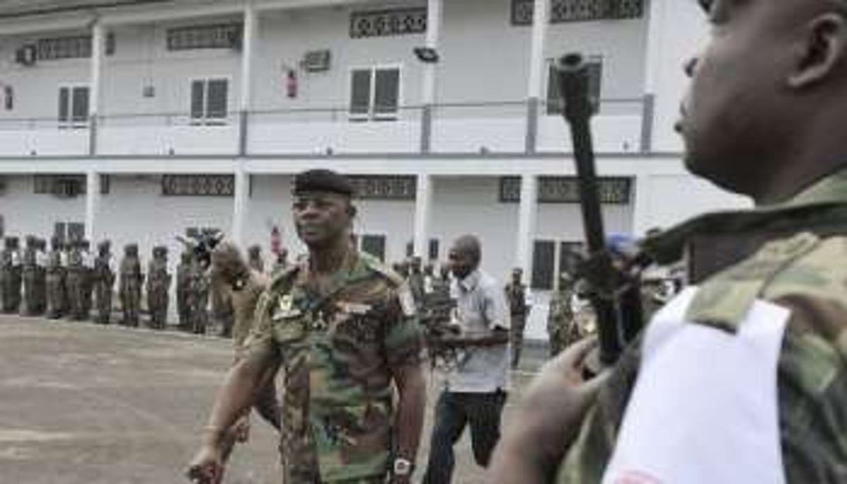 Le général Philippe Mangou passe en revue ses troupes à Abidjan, le 22 novembre. © AFP