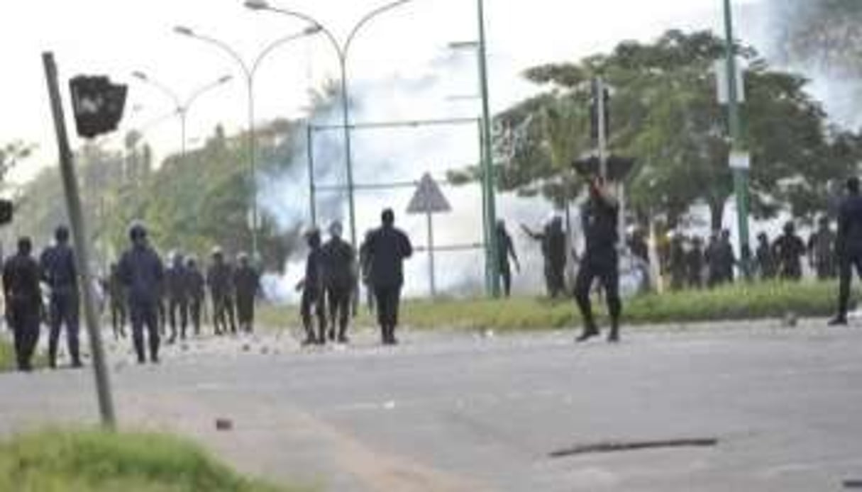 Les forces de l’ordre dispersent la foule lors d’affrontements, le 19 novembre 2010, à Abidjan. © AFP