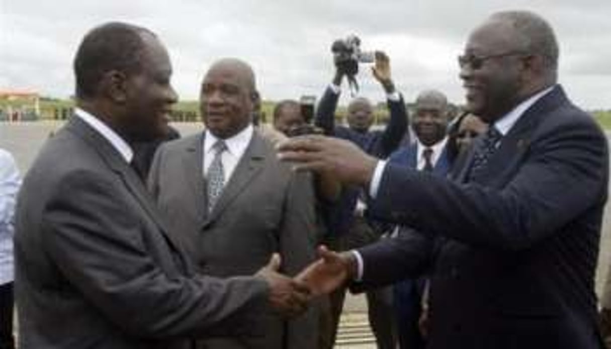 Entre ADO et Gbagbo, ici à Yamoussoukro en juillet, c’est désormais le temps du pugilat. © AFP