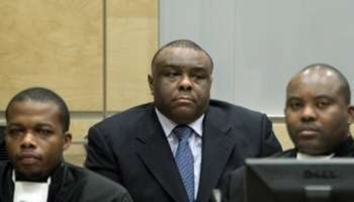 Jean-Pierre Bemba (au c.) à la Cour pénale internationale à La Haye, le 19 octobre. © AFP