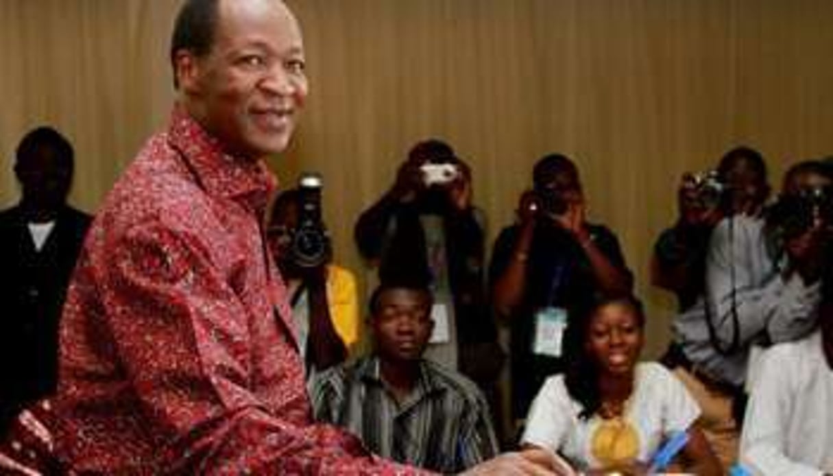 Le président burkinabè sortant Blaise Compaoré vote, le 21 novembre 2010. © AFP