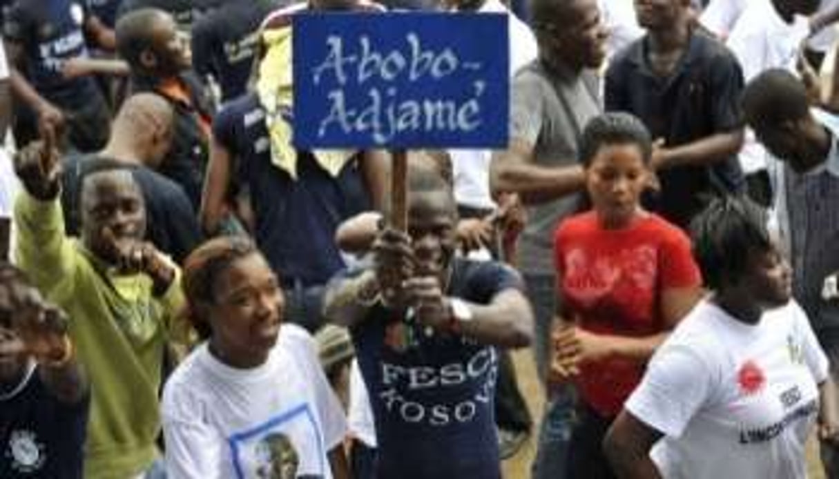 Etudiants ivoiriens partisans du président sortant Laurent Gbagbo, le 24 novembre 2010. © AFP