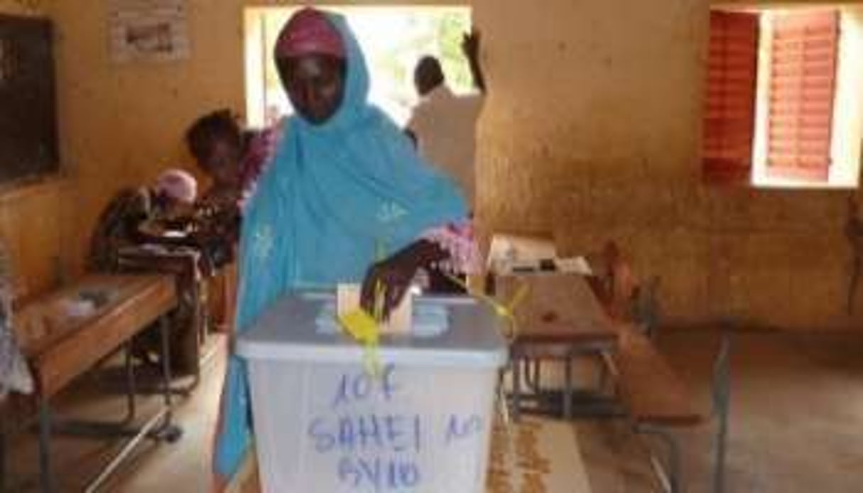 Une femme vote à Niamey le 31 octobre 2010. © AFP