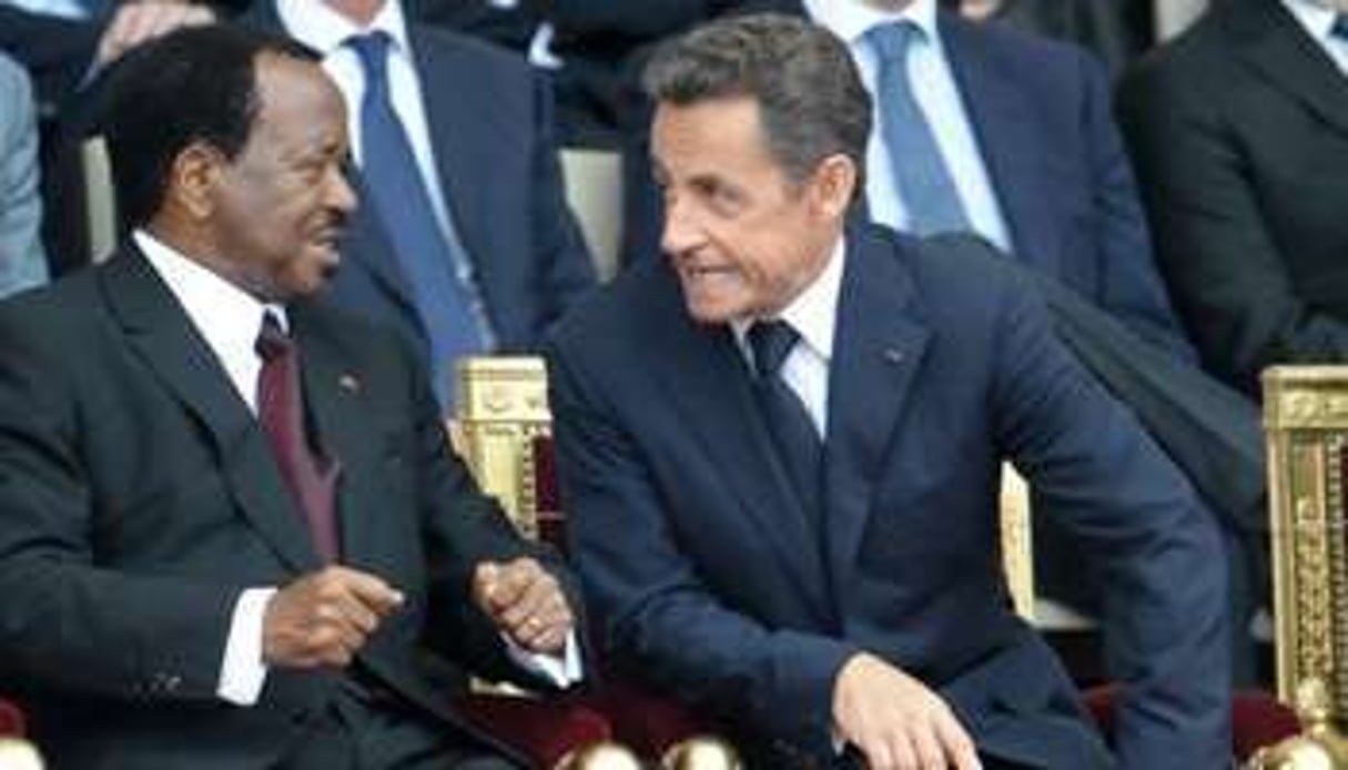 e président camerounais Paul Biya avec Nicolas Sarkozy, le 14 juillet. © AFP