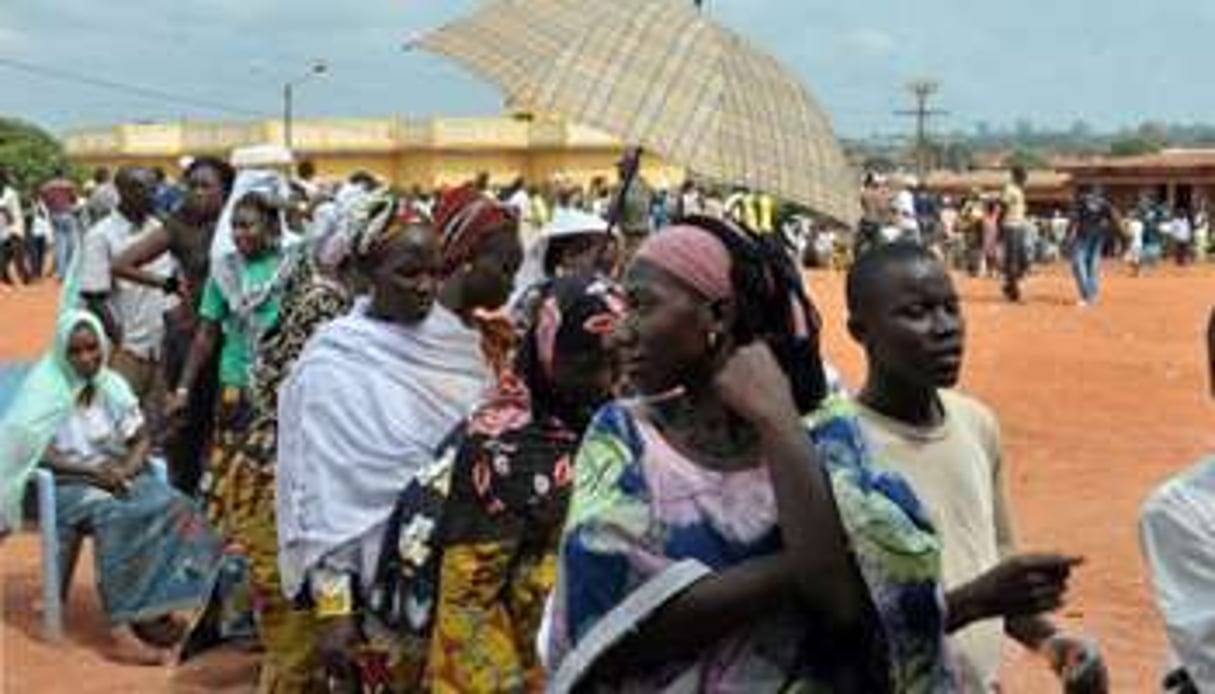 Des Ivoiriens font la queue devant un bureau de vote de Gagnoa. © AFP