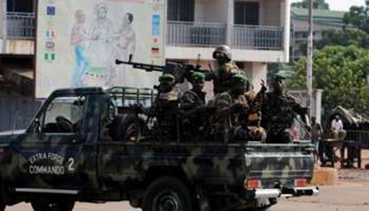 Une patrouille de l’armée dans les faubourgs de Conakry, le 18 novembre. © AFP