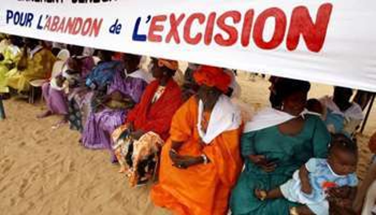 Plusieurs Sénégalaises réunies contre l’excision à Malicounda Bambara le 5 juillet 2007. © AFP