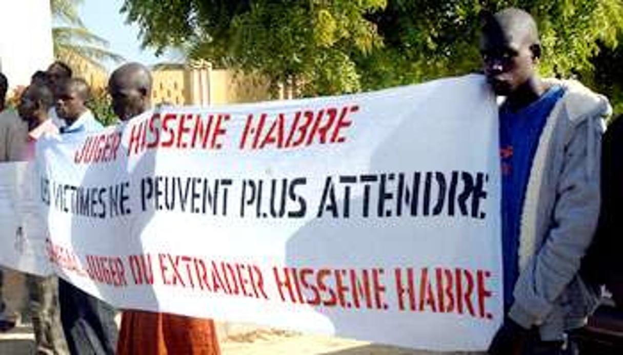 ONG et familles de victimes manifestant à Dakar, le 24 novembre. © APA