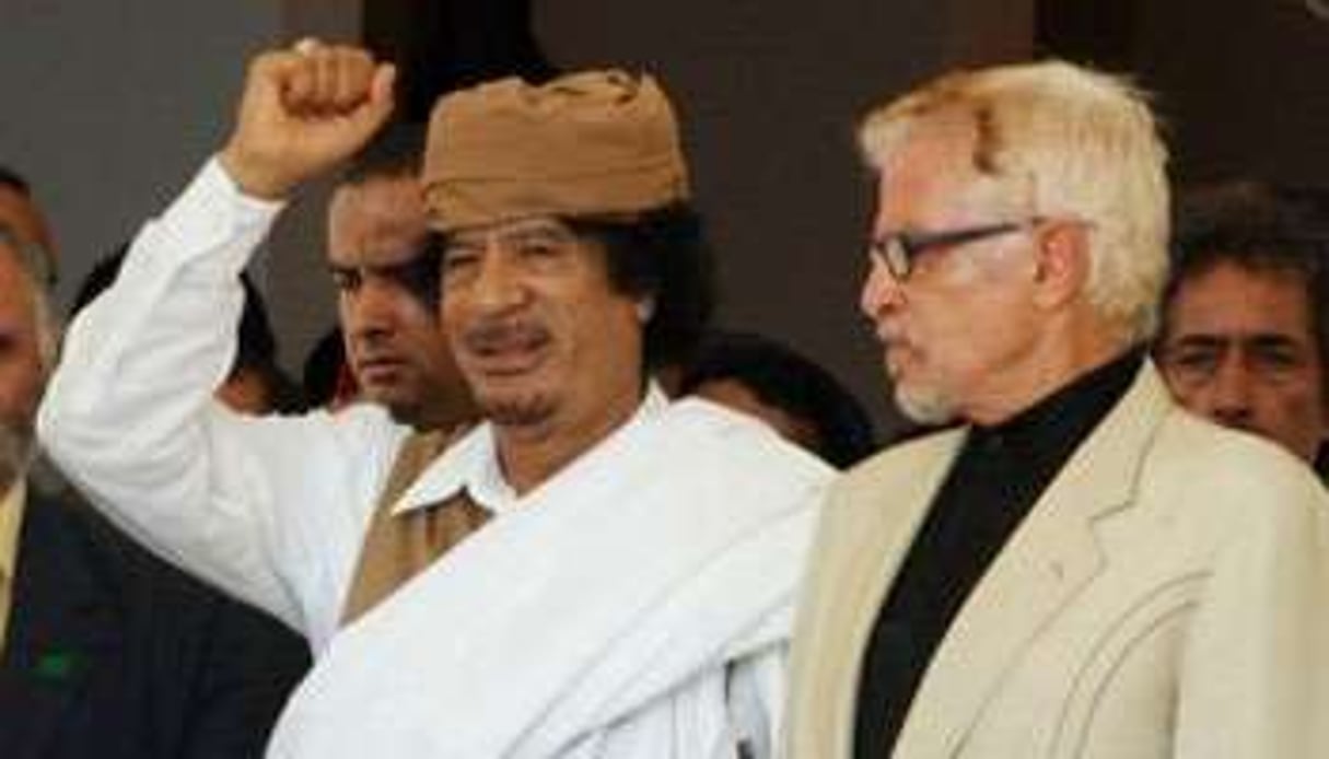 Mouammar Kaddafi avec son chef du protocole, Nousri el-Mismari, à Benghazi, Libye, en 2008. © AFP
