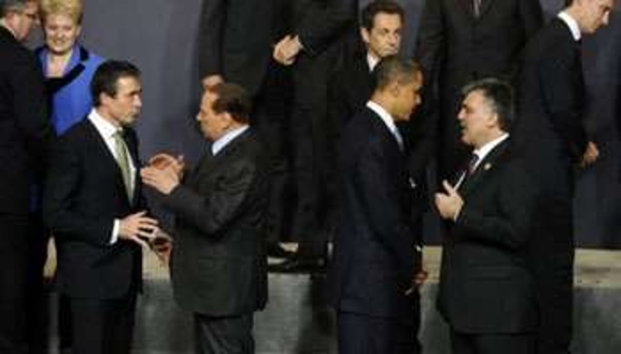 Des dirigeants des pays de l’Otan en discussion avant le début du sommet de Lisbonne, le 19 nov. © AFP