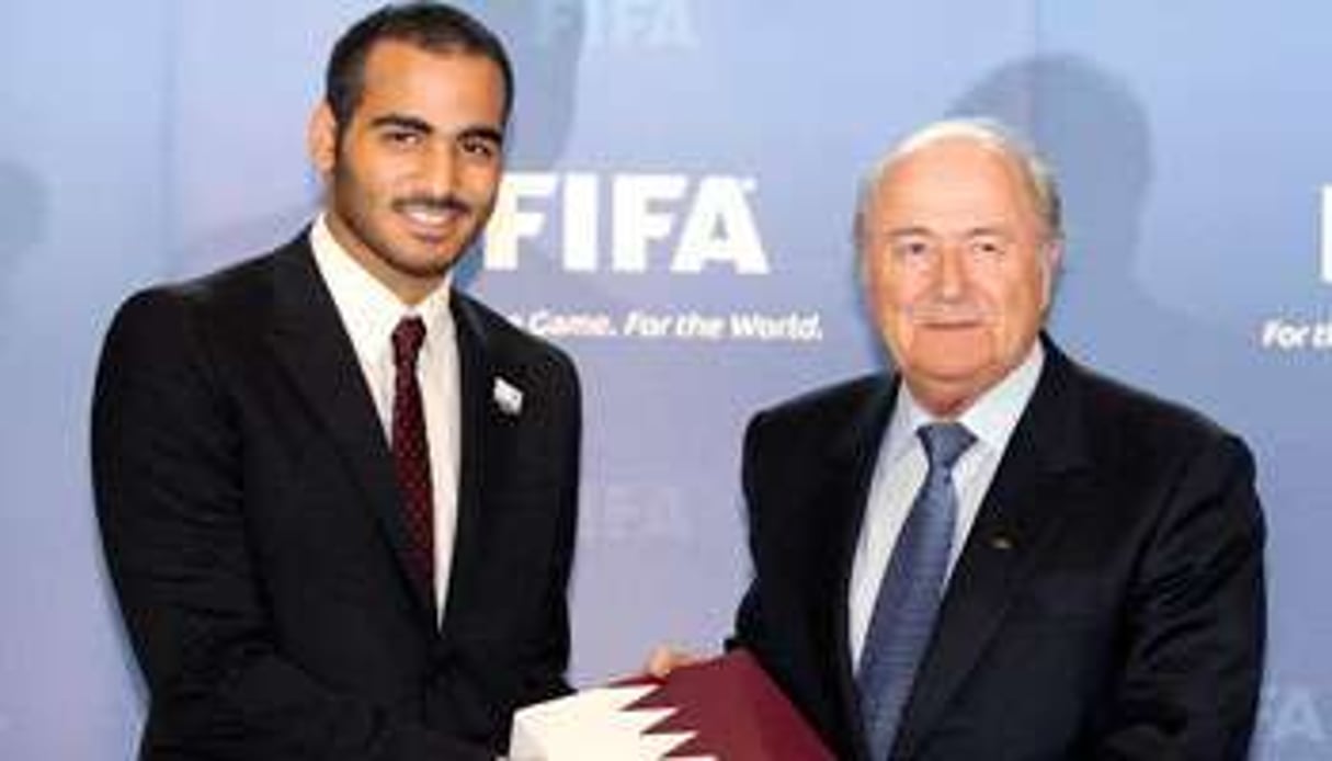 Mohammed Ibn Hamad Al Thani, fils de l’émir du Qatar, avec le président de la Fifa, Sepp Blatter. © AFP