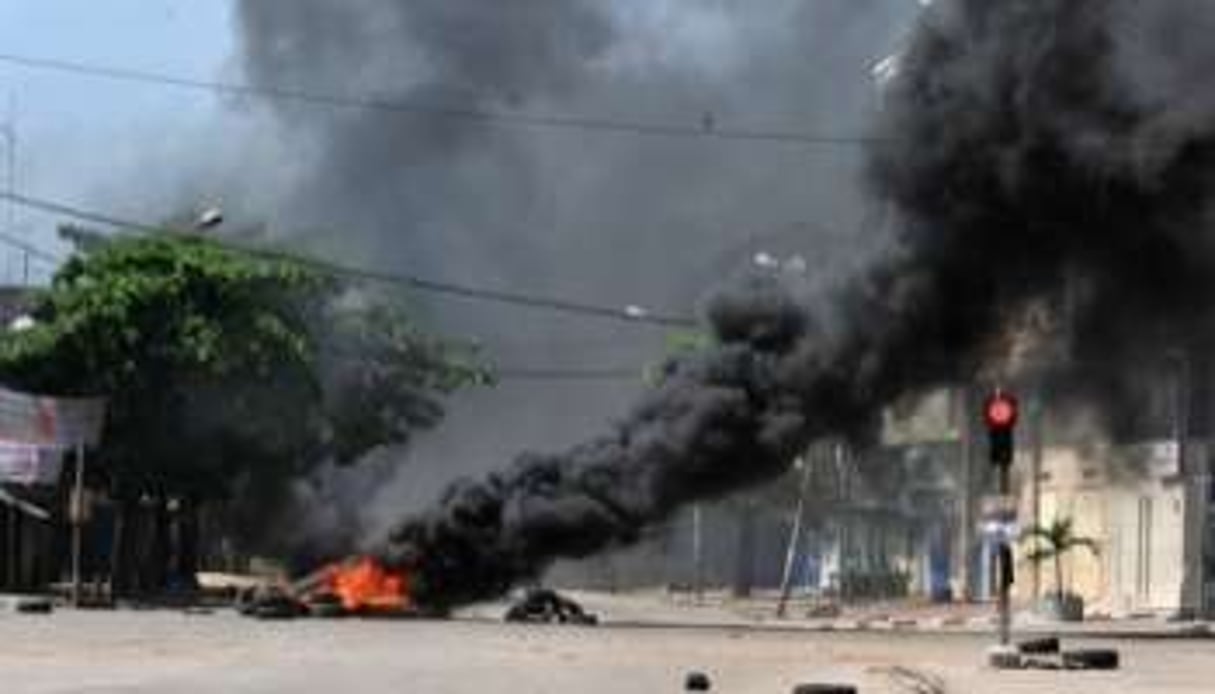 Pneus brûlés à Abidjan par des partisans d’Alassane Ouattara, frustrés de leur victoire. © AFP