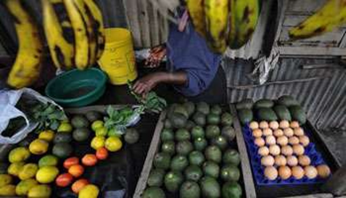 Un étal de fruits et légumes dans la banlieue de Nairobi au Kenya, le 6 juillet 2010. © AFP
