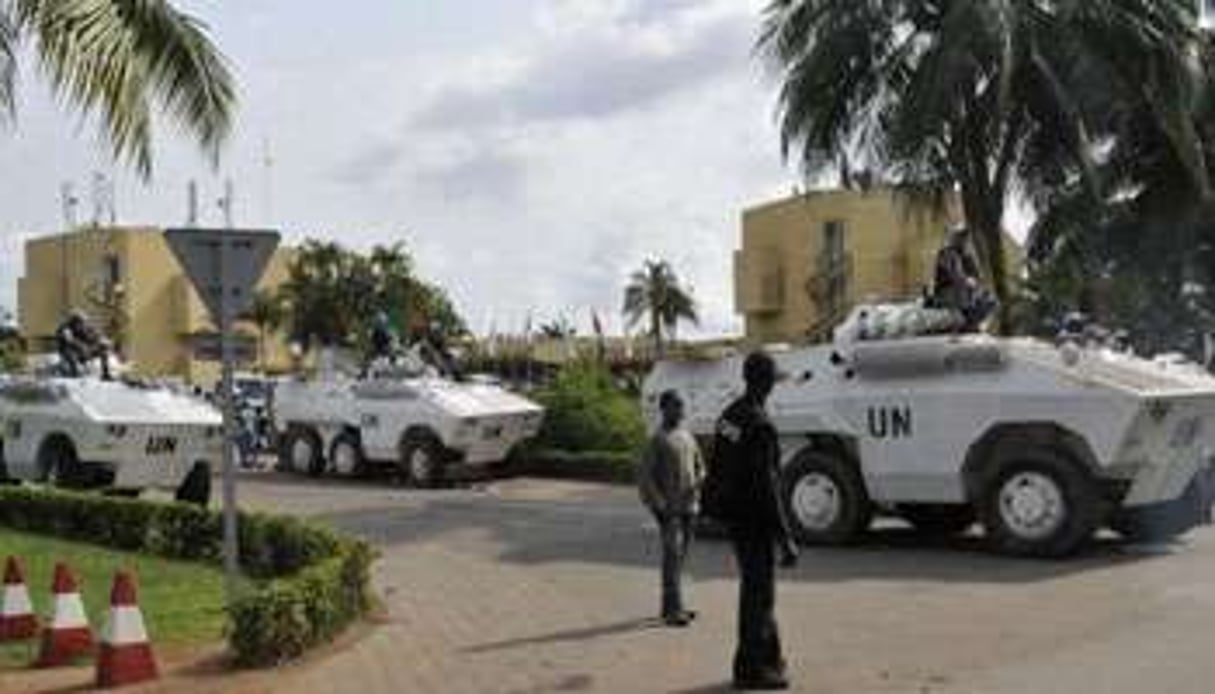 Les Casques bleus de l’ONU déployés devant l’hotel du Golf où s’est retranché Alassane Ouattara. © AFP