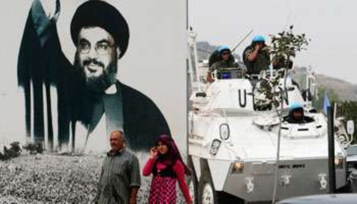 Portrait de Hassan Nasrallah, chef du Hezbollah, à côté d’un char de la Finul, dans le Sud-Liban. © Sharif Karim/Reuters