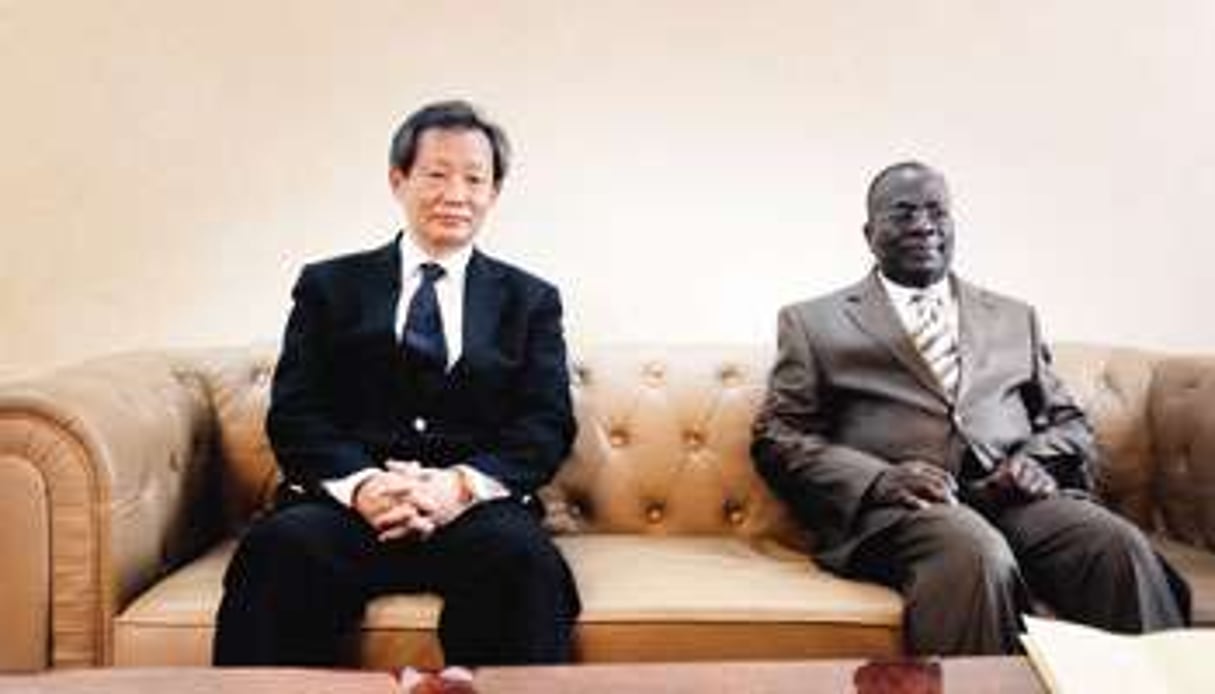 Young-jin Choi (à g.) et le président du Conseil constitutionnel, Paul Yao-Ndré. © Émilie Régnier pour J.A.