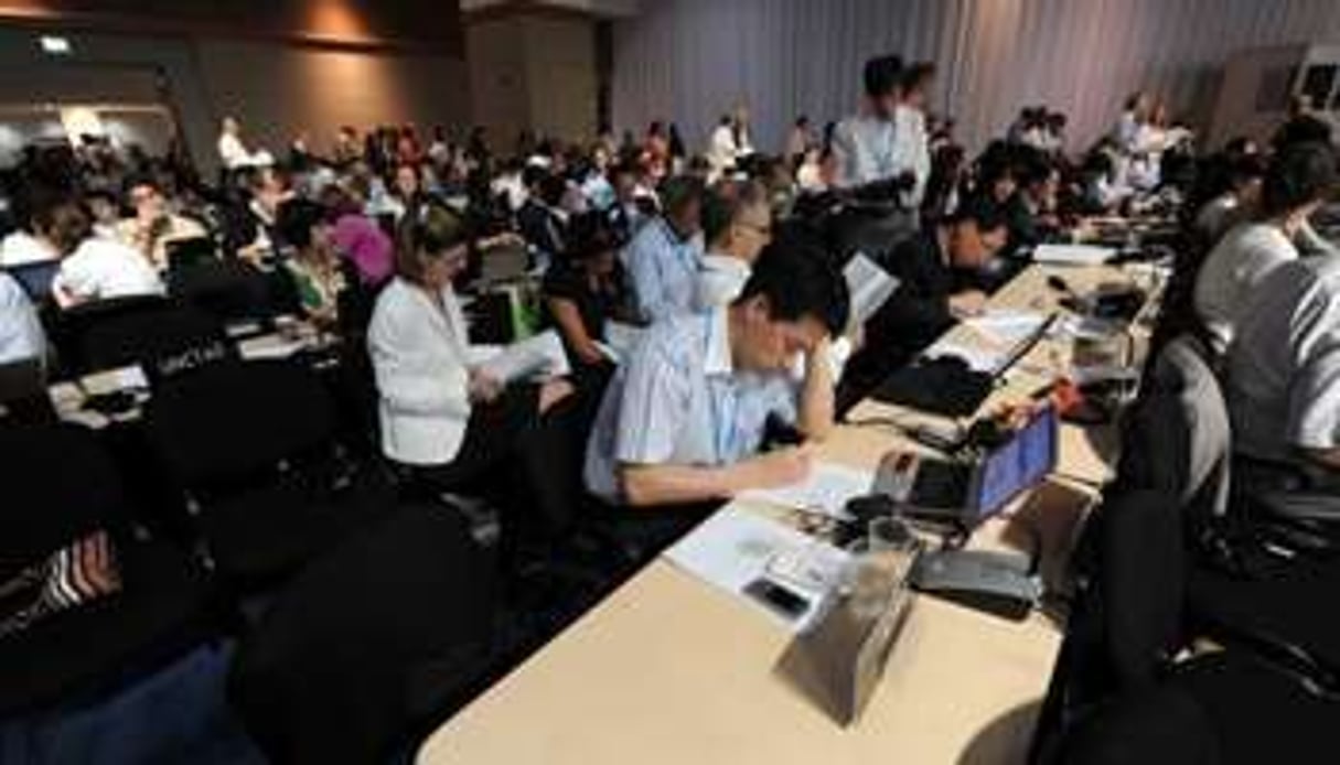 Les envoyés de 190 pays examinent des documents de travail, le 10 décembre. © AFP