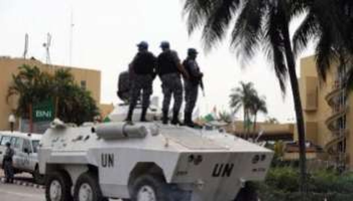 Des Casques bleus en faction à Abidjan, le 8 décembre 2010, devant l’hôtel du Golf. © AFP