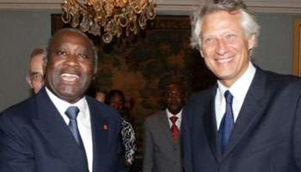 Gbagbo (à g.) serait à l’origine de la nomination de Villepin à Matignon en 2005. © AFP