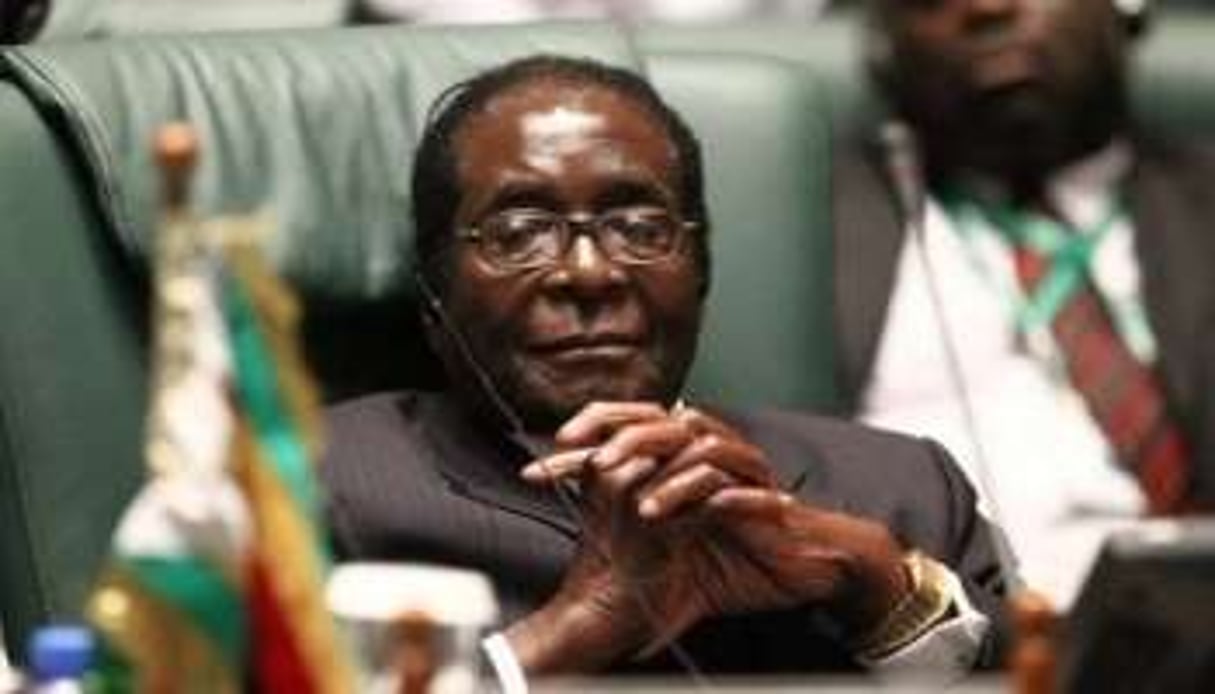 Robert Mugabe, ici le 10 octobre 2010 à Syrte (Libye) vise sa réélection dans un fauteuil. © AFP