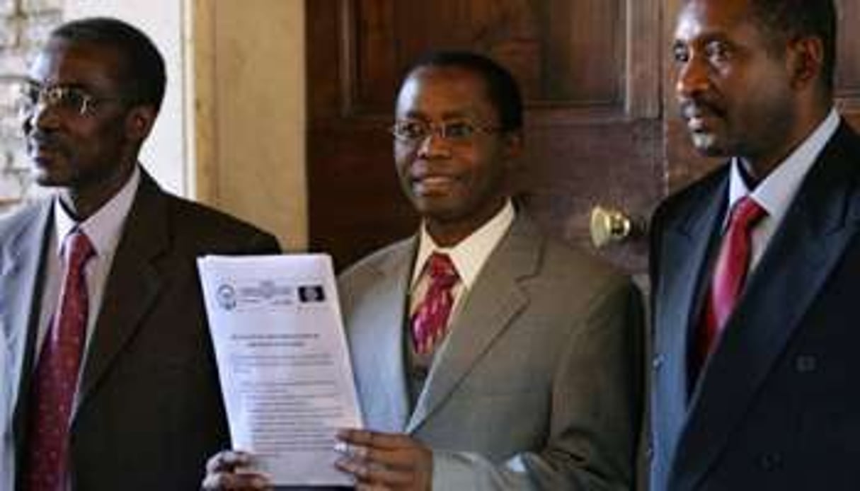 Le chef du mouvement rebelle rwandais hutu FDLR, Ignace Murwanashyaka, au centre. © AFP