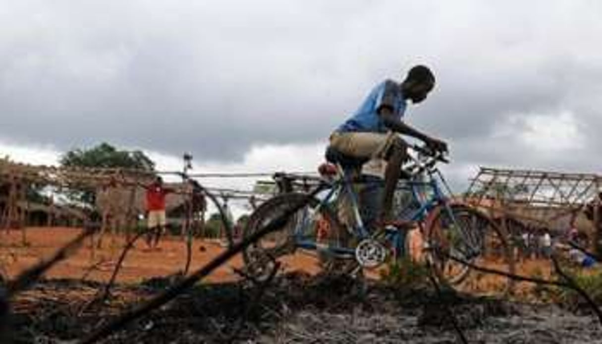 Un homme fait du vélo le 19 février 2009 à Bangadi, dans le nord-est de la RDC. © AFP