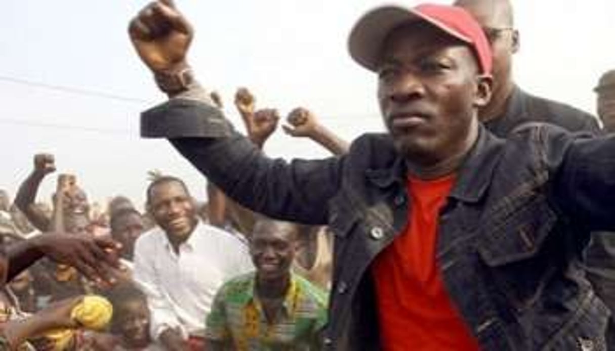 Leader de la jeunesse pro Gbagbo, Blé Goudé montre ses muscles. © AFP