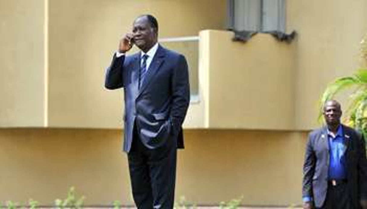Alassane Ouattara dans les jardins du Golf Hôtel, le 8 décembre. © AFP
